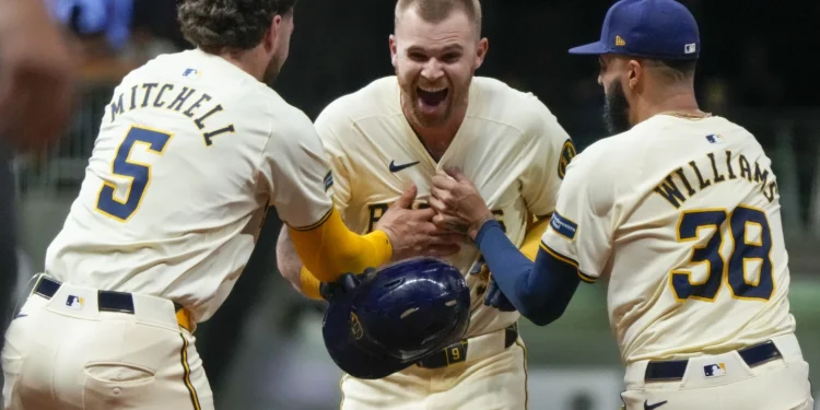 Jake Bauers hits game-ending single to lift NL Central-clinching Brewers to 2-1 win over Phillies
