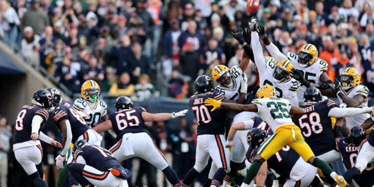 Green Bay hangs on for a narrow 20-19 victory in Chicago