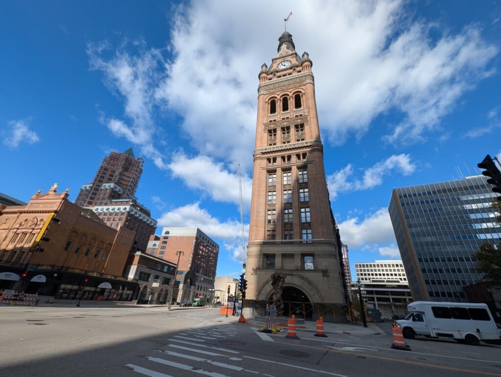 Milwaukee committee advances temporary data center pause ordinance