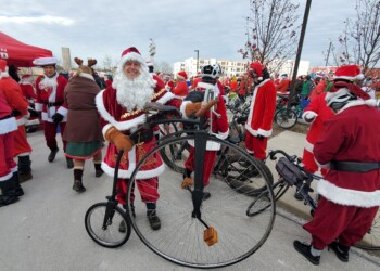 Holiday bike ride brings thousands of Santas to Milwaukee