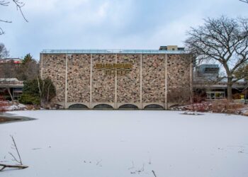 Milwaukee County Zoo closes aviary to protect against bird flu