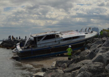 Capturing the removal of “Deep Thought” from the Milwaukee lakefront