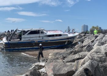 UPDATE: Milwaukee towing company removes abandoned boat “Deep Thought” from Lake Michigan