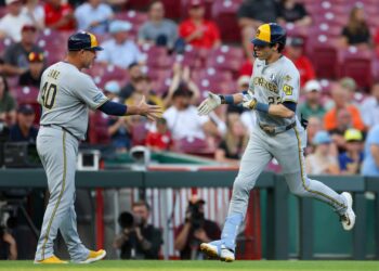 Christian Yelich Homers Again, Brewers Win Eighth Straight to Start Set in Cincy 3-2