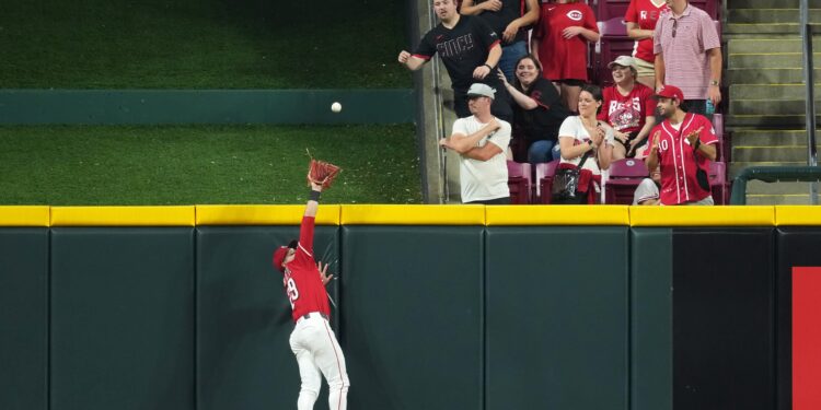 Brewers Eight-Game Streak Ends as Potential Game-Tying Homer is Robbed in 4-2 Loss to Reds