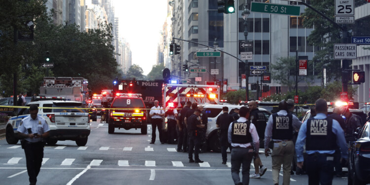 Gunman who killed 4 at Manhattan office building was targeting NFL headquarters, mayor says