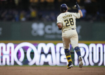 Three Homers Power 8-4 Comeback Victory for Brewers Over Cubs to Begin Crucial Series