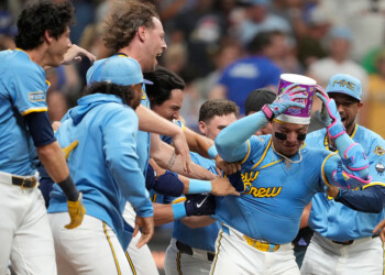 Contreras walks off the Giants as the Crew wins 5-4