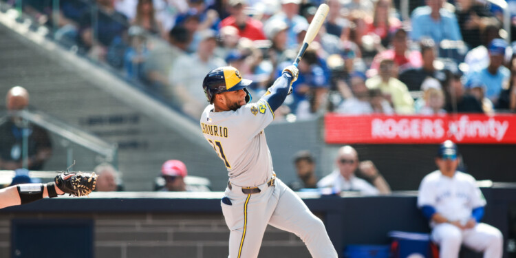 Chourio and Yelich hit back-to-back HRs off Hoffman in the ninth as the Brewers beat the Blue Jays
