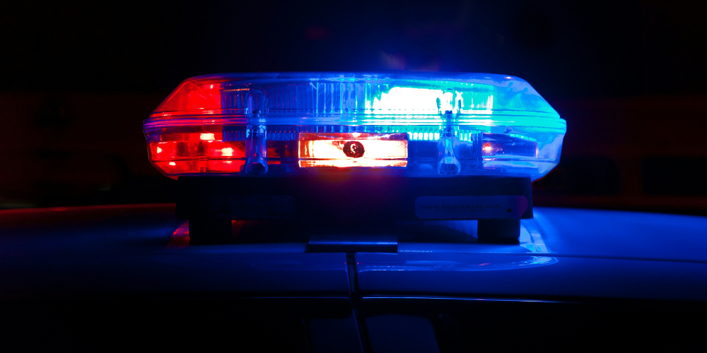 1 person dead after car hits tree in Milwaukee