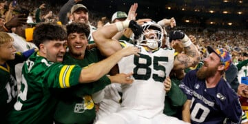 Packers look strong in 27-18 victory over Commanders