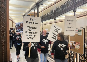 Milwaukee Police Association protests at City Hall pushing mayor to settle contract negotiations