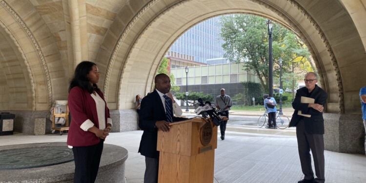 Support grows for red light cameras in Milwaukee