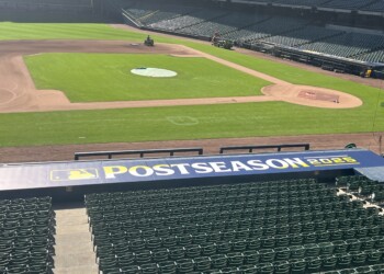 Brewers host workout to gear up for NLDS