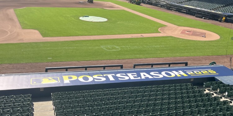 Brewers host workout to gear up for NLDS