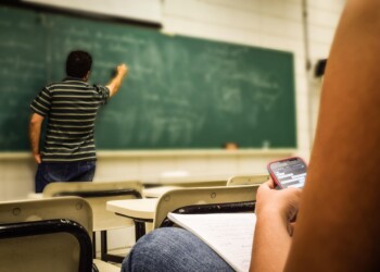 Lawmakers pass bill that would ban cell phones in Wisconsin classrooms