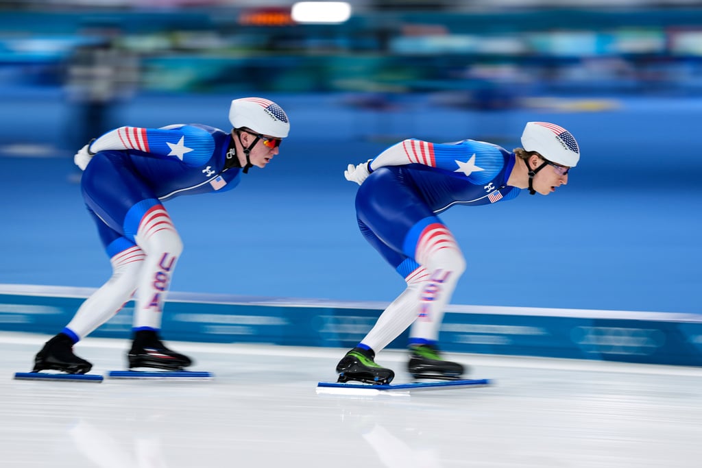Jordan Stolz misses out on a 4th Olympic speedskating medal. Jorrit Bergsma, 40, wins the mass start