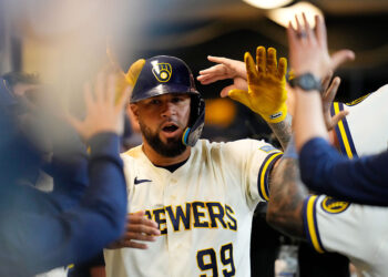 Brewers even series against Rays with 6-2 victory behind strong season debut from Brandon Woodruff