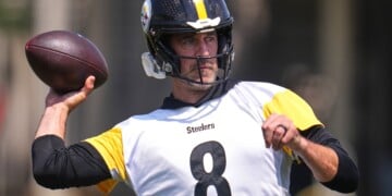 Pittsburgh Steelers quarterback Aaron Rodgers (8) participates in the football team's OTA workout in Pittsburgh, Monday, May 18, 2026. (AP Photo/Gene J. Puskar)