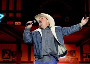INDIO, CALIFORNIA - APRIL 27: (FOR EDITORIAL USE ONLY) Garth Brooks performs with Luke Combs at the T-Mobile Mane Stage during the 2025 Stagecoach Festival on April 27, 2025 in Indio, California. (Photo by Frazer Harrison/Getty Images for Stagecoach)