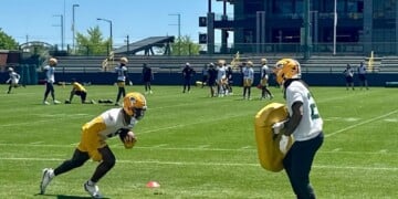 Green Bay Packers running back Josh Jacobs (8), left, participates in the team's NFL football practice, Tuesday, June 2, 2026, in Green Bay, Wis. (AP Photo/Steve Megargee)