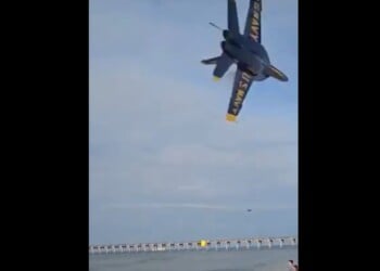 Blue Angles buzz Pensacola Beach