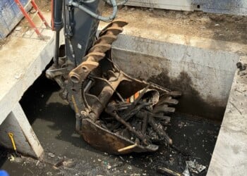 Milwaukee Metropolitan Sewerage District (MMSD) cleaning up blocked pipe in the Harbor District in Bay View. Photo credit: Nazir Spencer.
