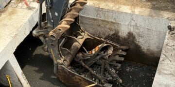 Milwaukee Metropolitan Sewerage District (MMSD) cleaning up blocked pipe in the Harbor District in Bay View. Photo credit: Nazir Spencer.