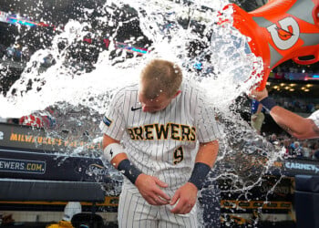 Jake Bauers walks it off in the 10th, Brewers win 4-3
