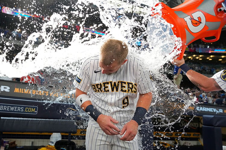 Jake Bauers walks it off in the 10th, Brewers win 4-3