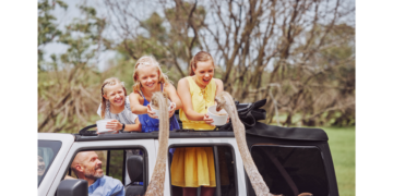 Family Feeds Ostrich's At Safari Lake Geneva (Photo: Travel Wisconsin)