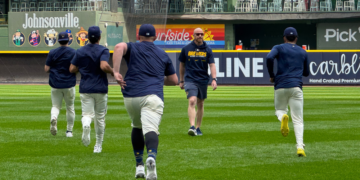 Milwaukee Brewers players warmup on the field ahead of their NLDS postseason practice, September 29, 2026 (Photo: Elisabeth Montemurro)