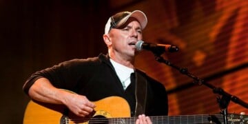 Kenny Chesney performing at the Farm Aid Concert at Miller Park on 2nd October 2010 in Milwaukee, Wisconsin, United States. (Photo by Ebet Roberts/Redferns)