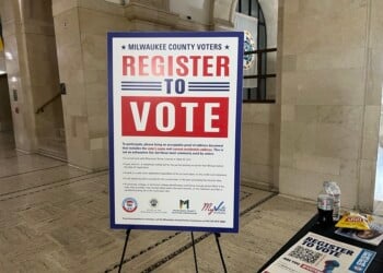 Register to Vote Sign (Photo: Elizabeth Lintonen)