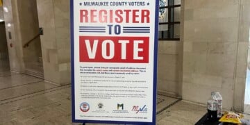 Register to Vote Sign (Photo: Elizabeth Lintonen)