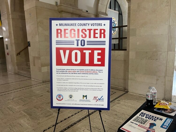 Register to Vote Sign (Photo: Elizabeth Lintonen)