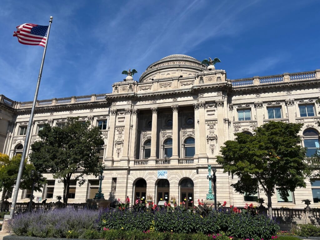 Milwaukee mayor backtracks on library director nomination over accreditation issue