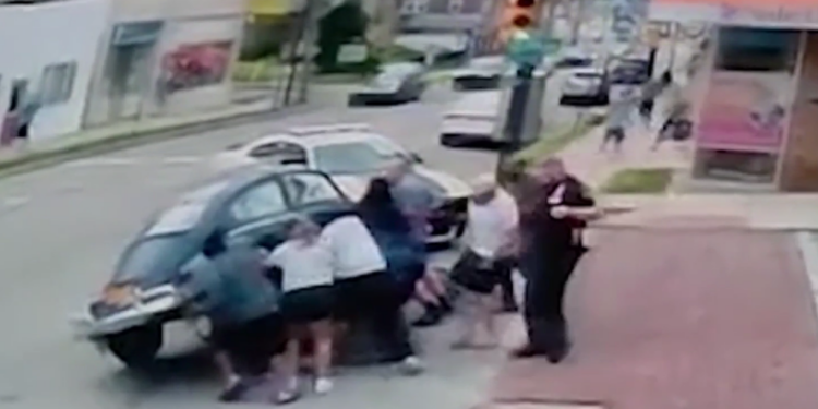 strangers lift car