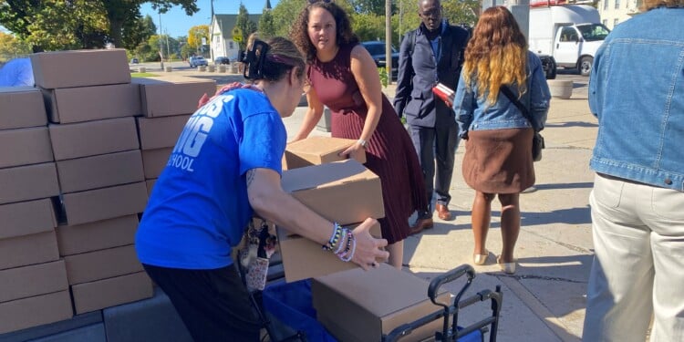 Overdose kit distribution (Photo: Elizabeth Lintonen)