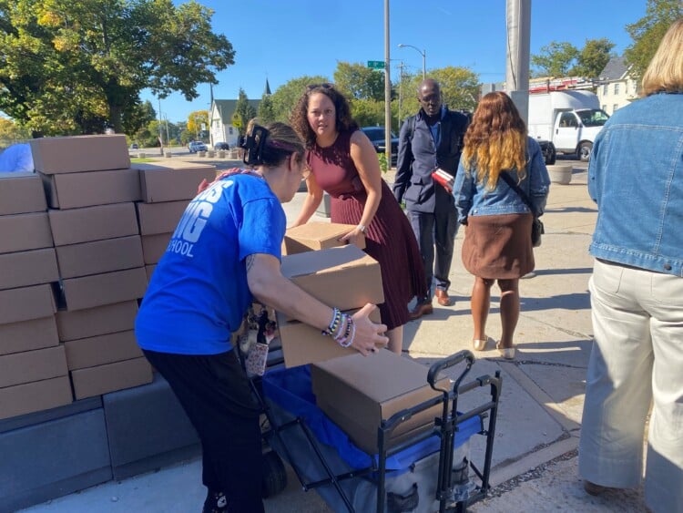 Overdose kit distribution (Photo: Elizabeth Lintonen)
