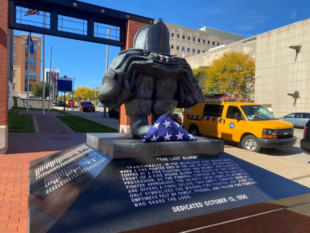 Memorial recognizes fallen Milwaukee firefighters