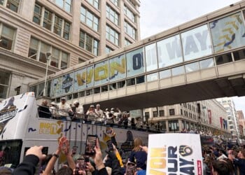 The Milwaukee Brewers bus on Avenue during the Championship parade (Photo: Elizabeth Lintonen)