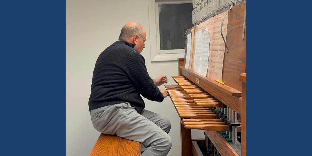 Mark Konewko, the Marquette University Carillonneur and Director of the University Chorus and Chamber Choir plays the carillon bells ahead of the Brewers NLCS game 4 on October 15, 2026. (Photo: Elisabeth Montemurro)